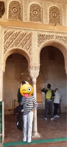 Visita a la Alhambra de Granada, explorando los impresionantes detalles arquitectónicos del palacio nazarí.