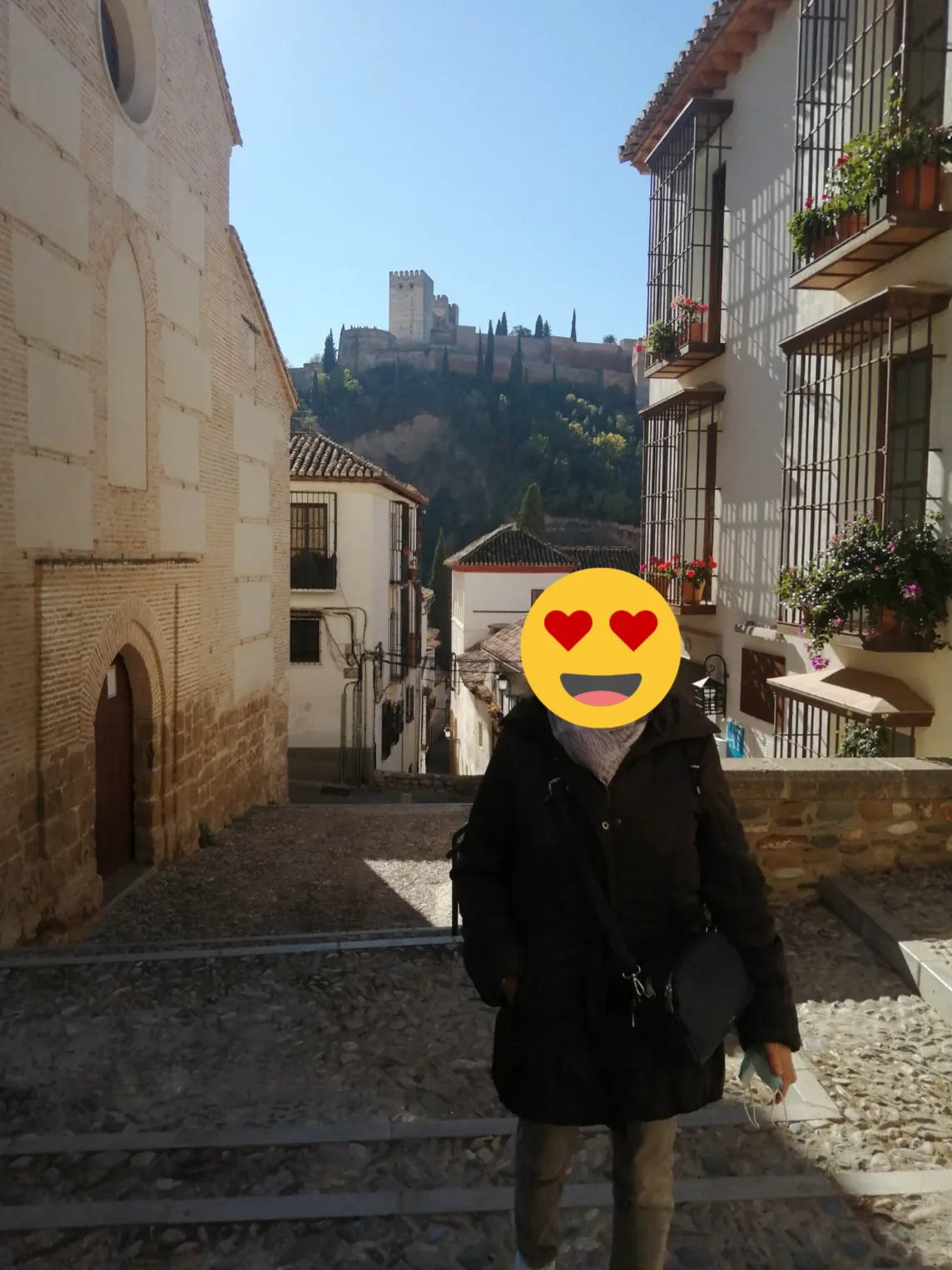 Paseo por Granada con la Alhambra de fondo durante nuestro viaje en coche por España.