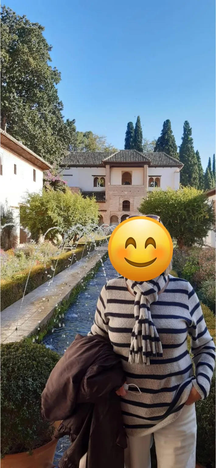Vista del Patio de la Acequia en el Generalife de la Alhambra de Granada, rodeado de jardines y fuentes andalusíes.
