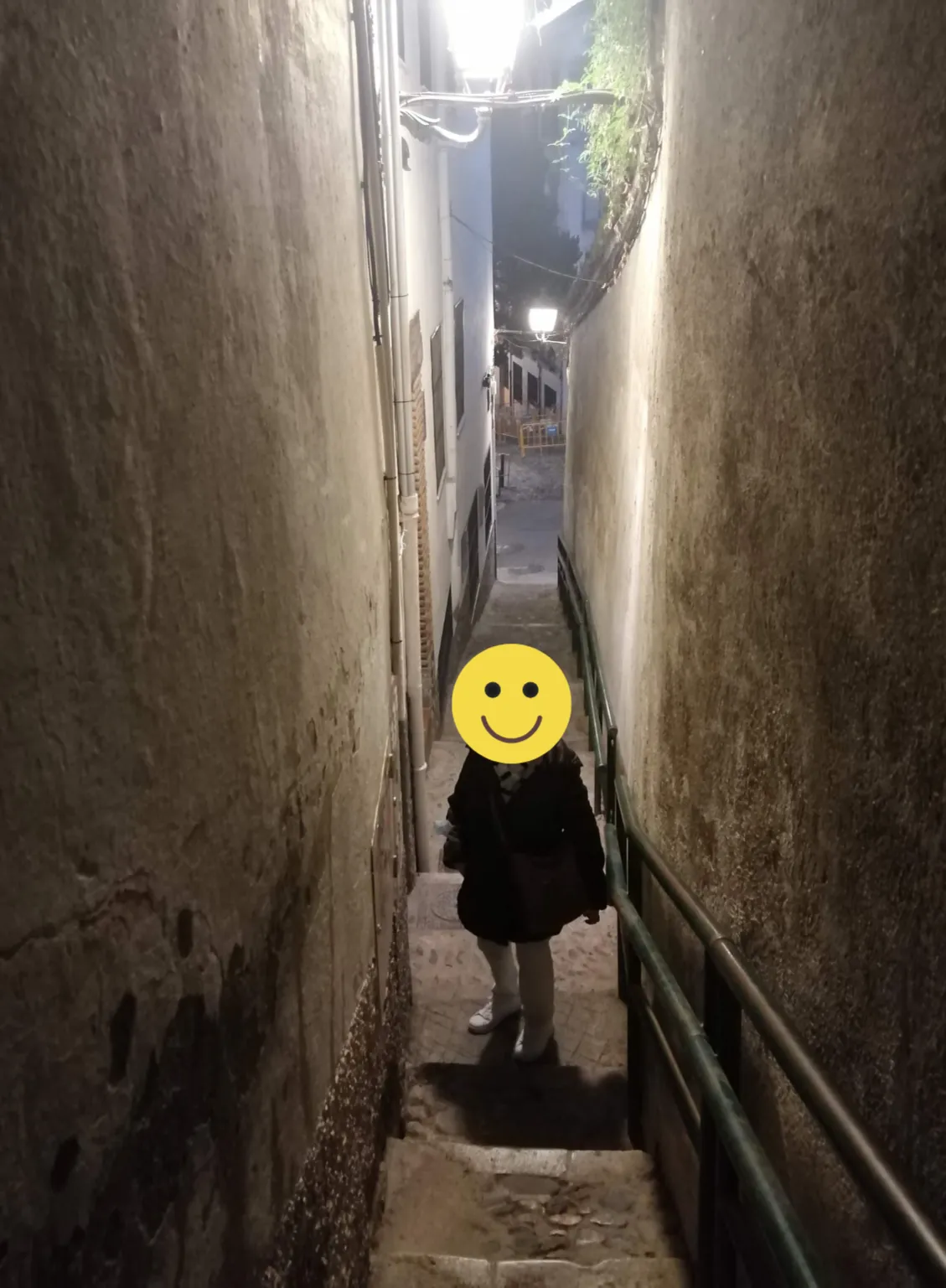 Paseando por un callejón estrecho y empedrado en el centro histórico de Granada durante nuestro viaje.