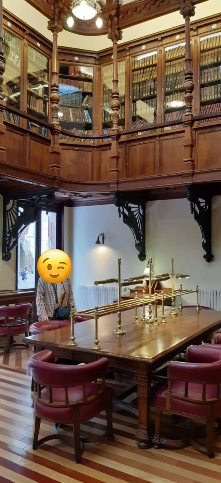 Interior del Real Casino de Murcia, con su elegante biblioteca de madera y ambiente histórico.