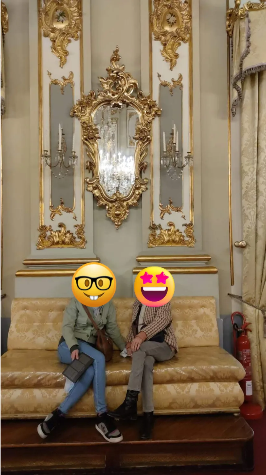 Descanso en un lujoso sofá del Real Casino de Murcia, rodeado de detalles dorados y espejos ornamentales.