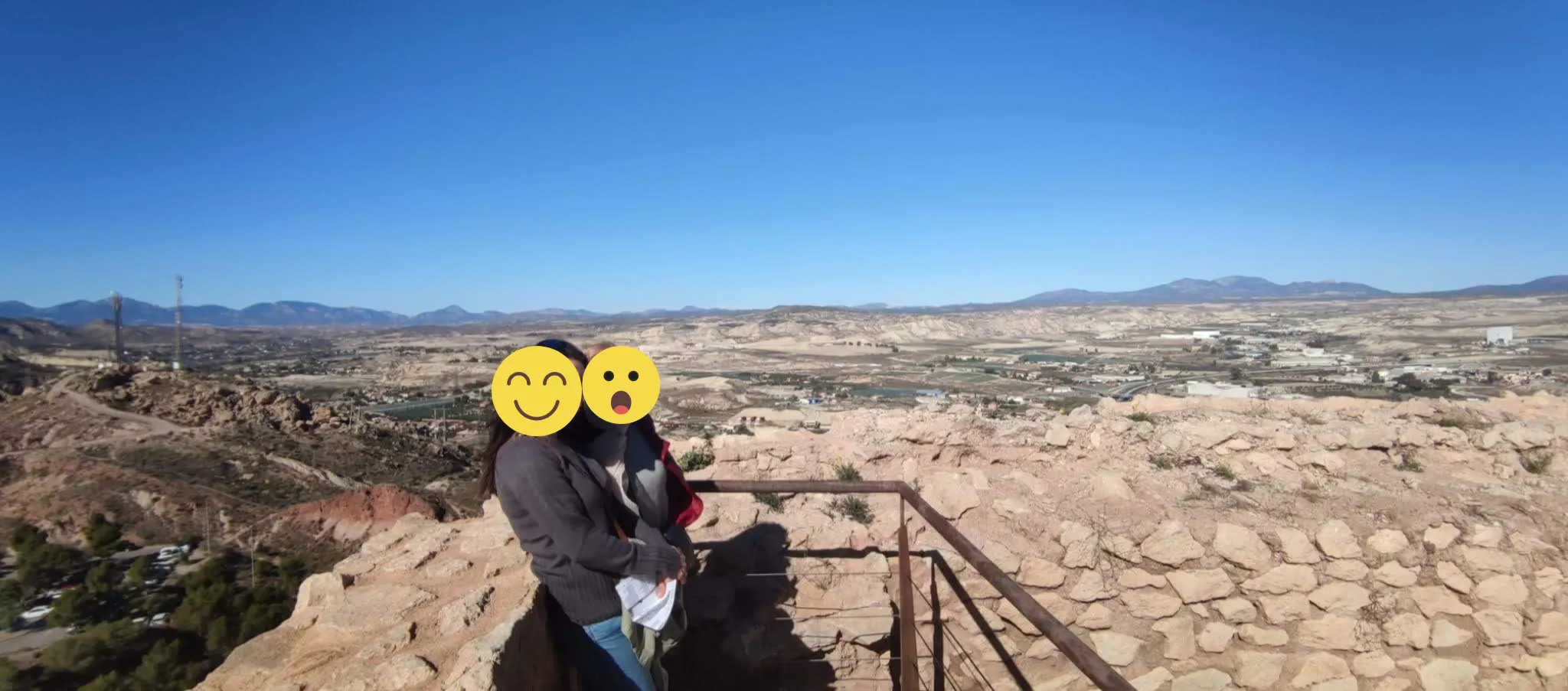 Vistas desde las murallas del Castillo de Lorca, con el paisaje árido y montañoso al fondo.
