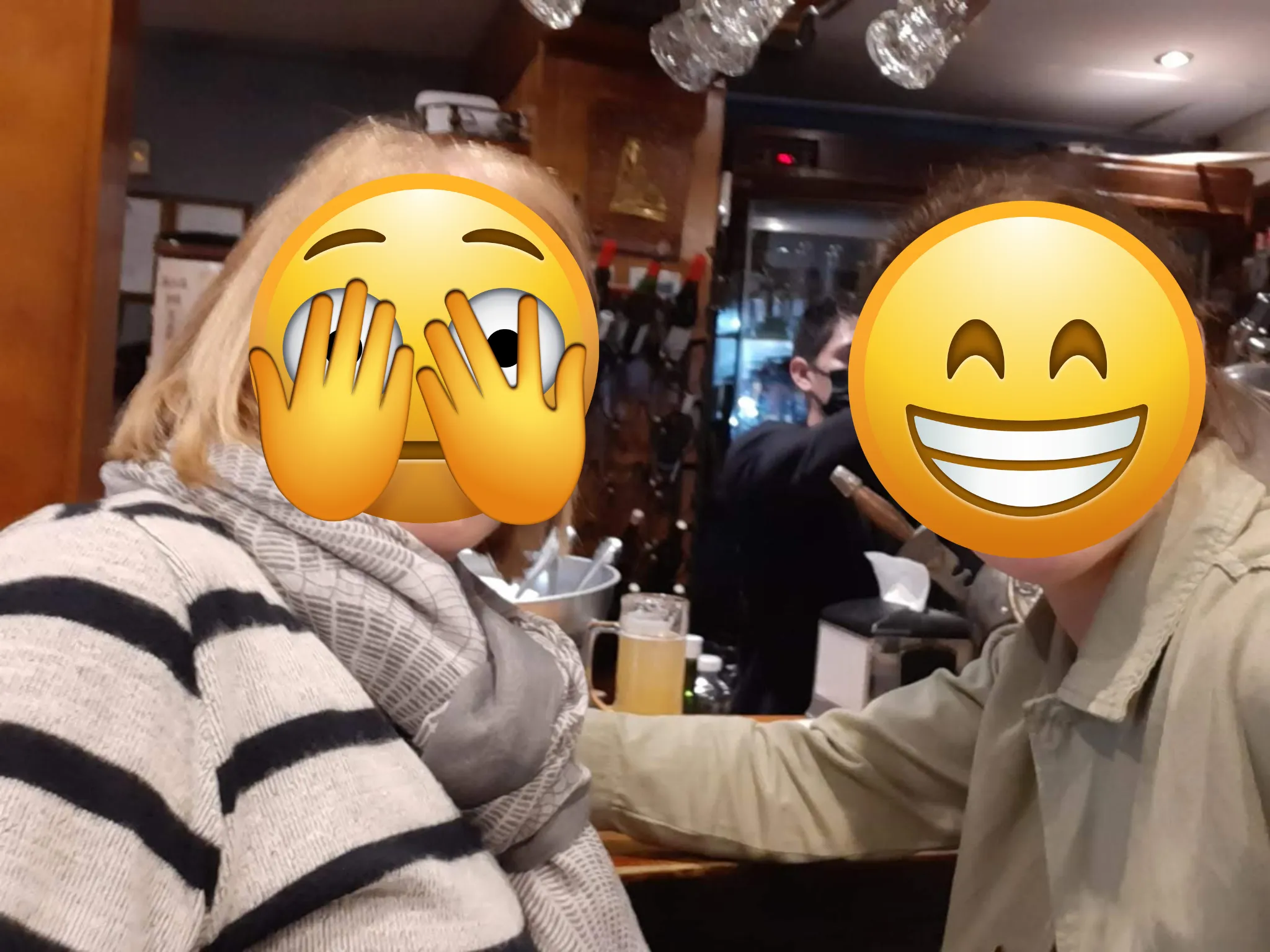 Disfrutando de una cena de tapeo en el Bar La Riviera de Granada, con ambiente acogedor y una buena selección de tapas tradicionales.