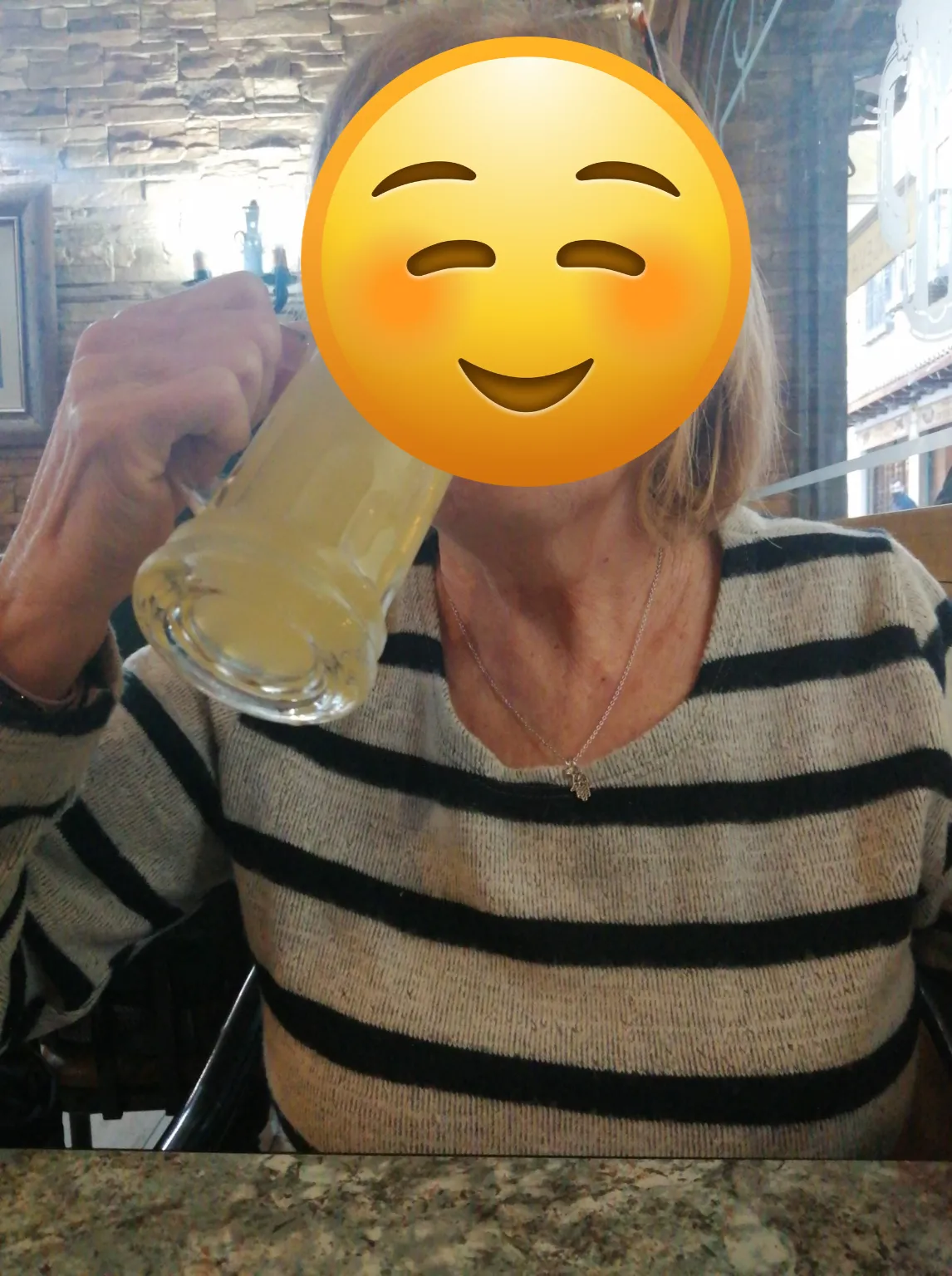 Disfrutando de una caña en un bar de Granada durante nuestro viaje.