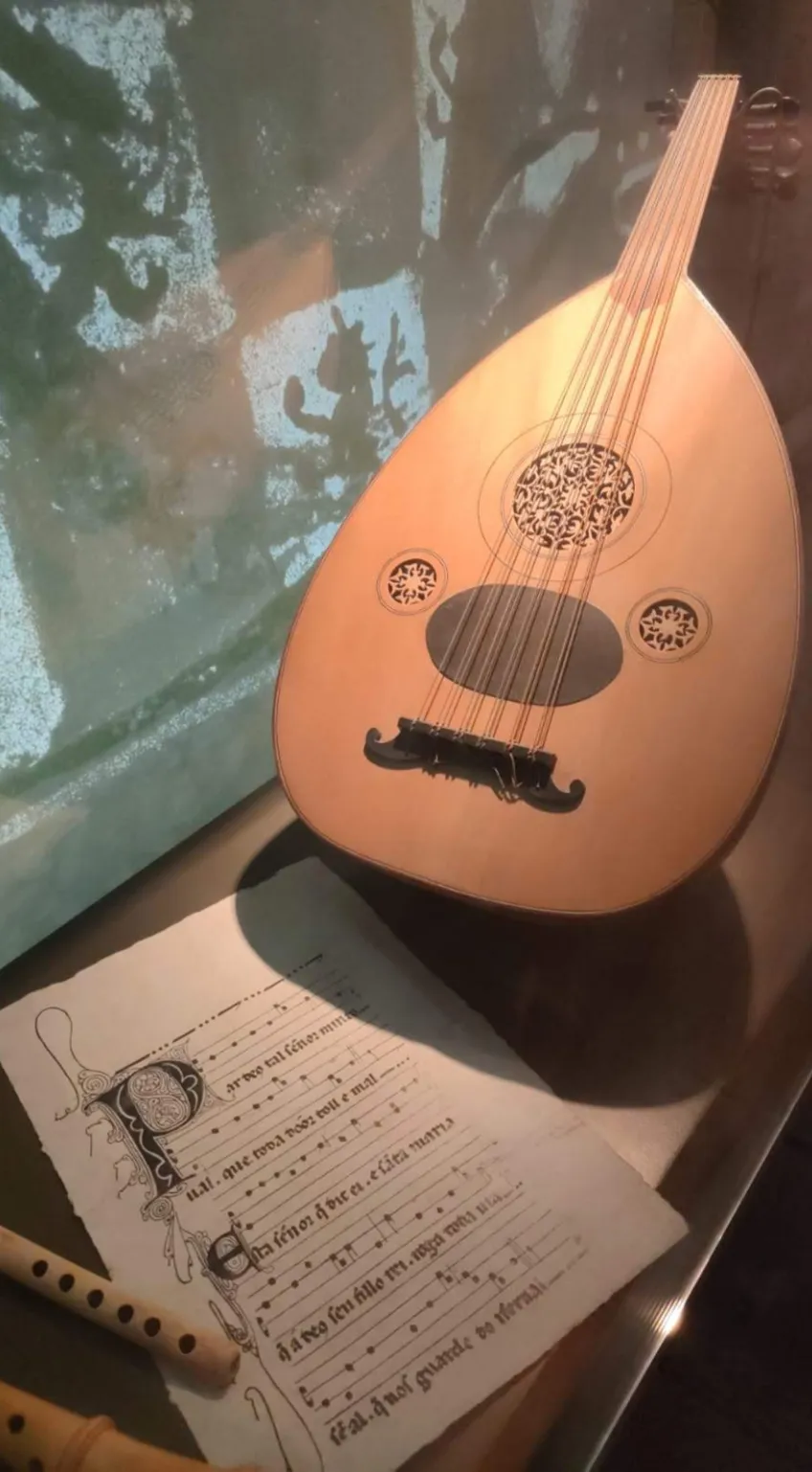 Instrumento musical histórico expuesto en el Castillo de Lorca junto a una partitura medieval.