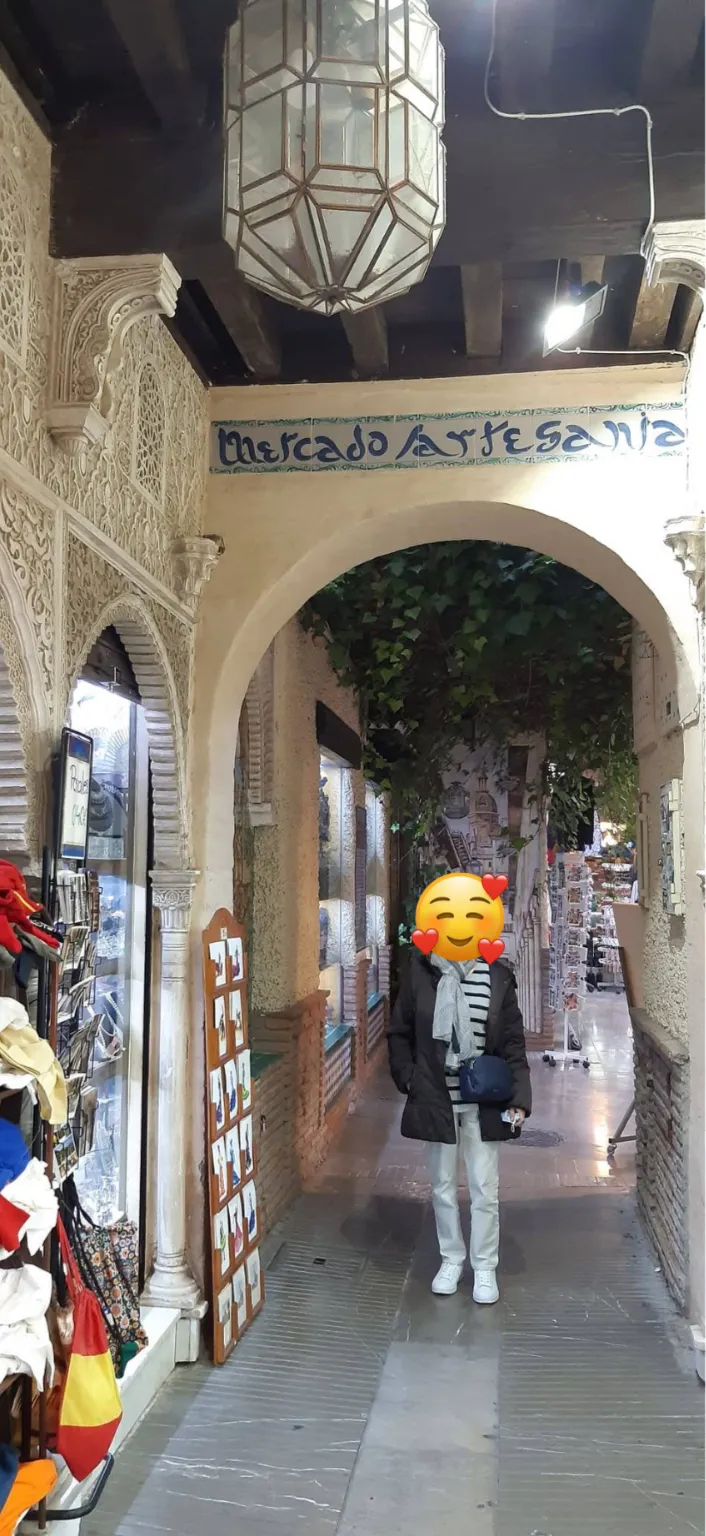 Entrada al Mercado de Artesanía en Granada, un rincón con encanto lleno de souvenirs y productos locales.