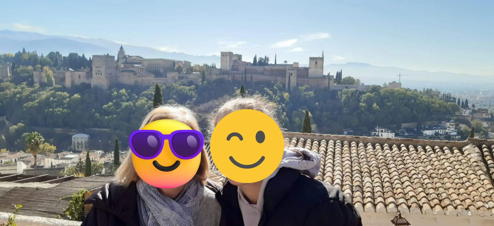 Mirador de San Nicolás en Granada con vistas panorámicas de la Alhambra en un día soleado.
