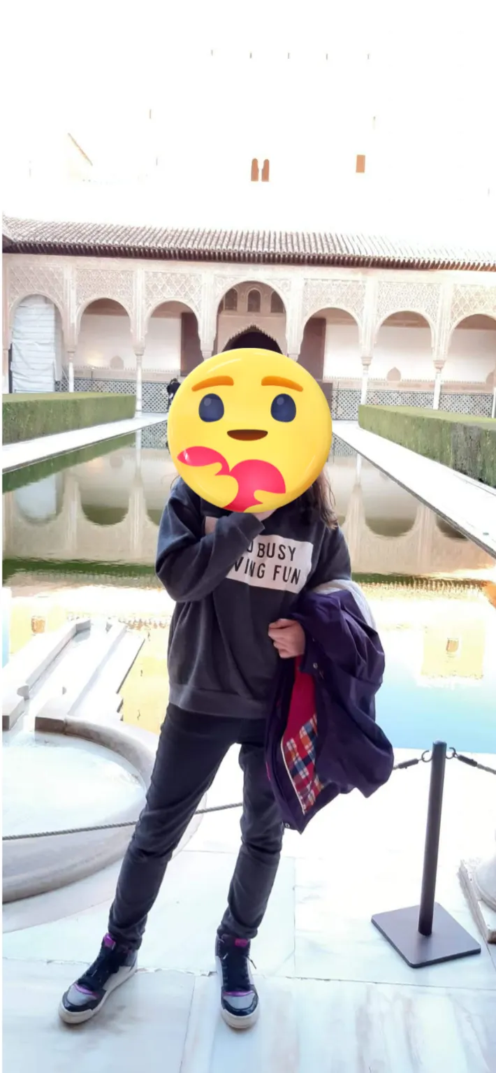 El Patio de los Arrayanes en la Alhambra de Granada, con su icónica alberca reflejando la arquitectura nazarí.