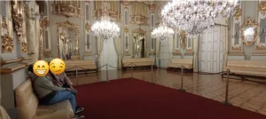 Salón del Real Casino de Murcia con su elegante decoración barroca y grandes lámparas de araña."
Si tienes más imágenes, pásamelas y sigo optimizándolas.