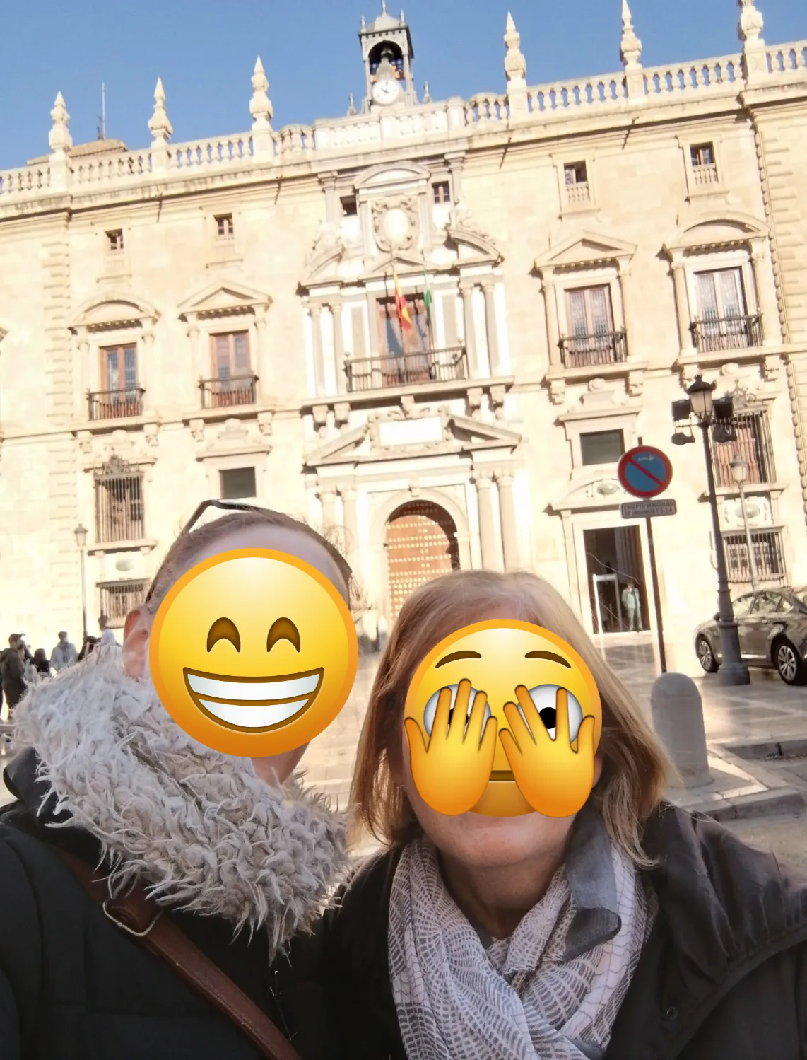 Selfie frente a la fachada del Ayuntamiento de Granada durante nuestro viaje en coche por España.