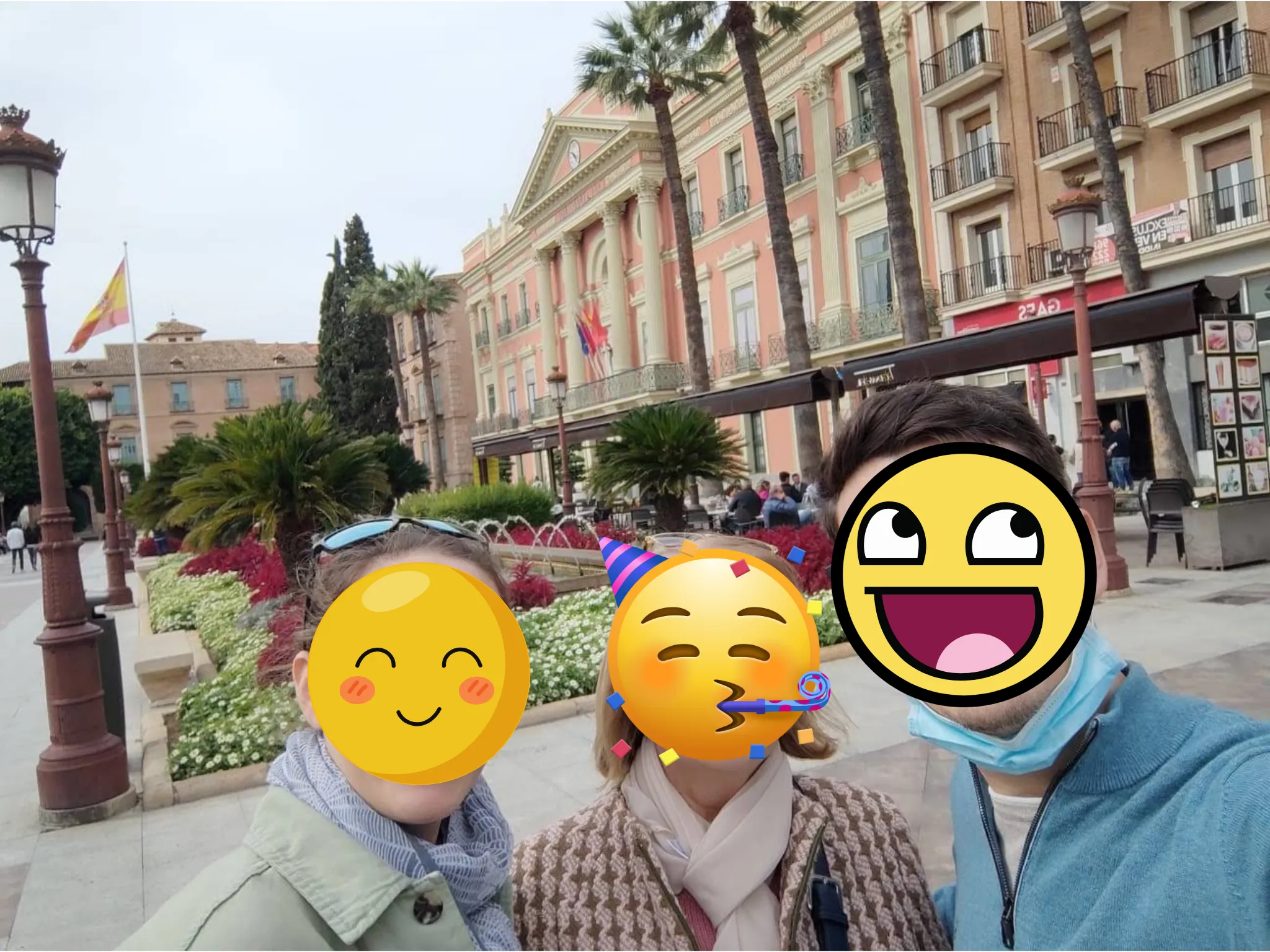 Selfie con mi hermano y mi madre frente a la fachada del Ayuntamiento de Murcia durante nuestro viaje por España.