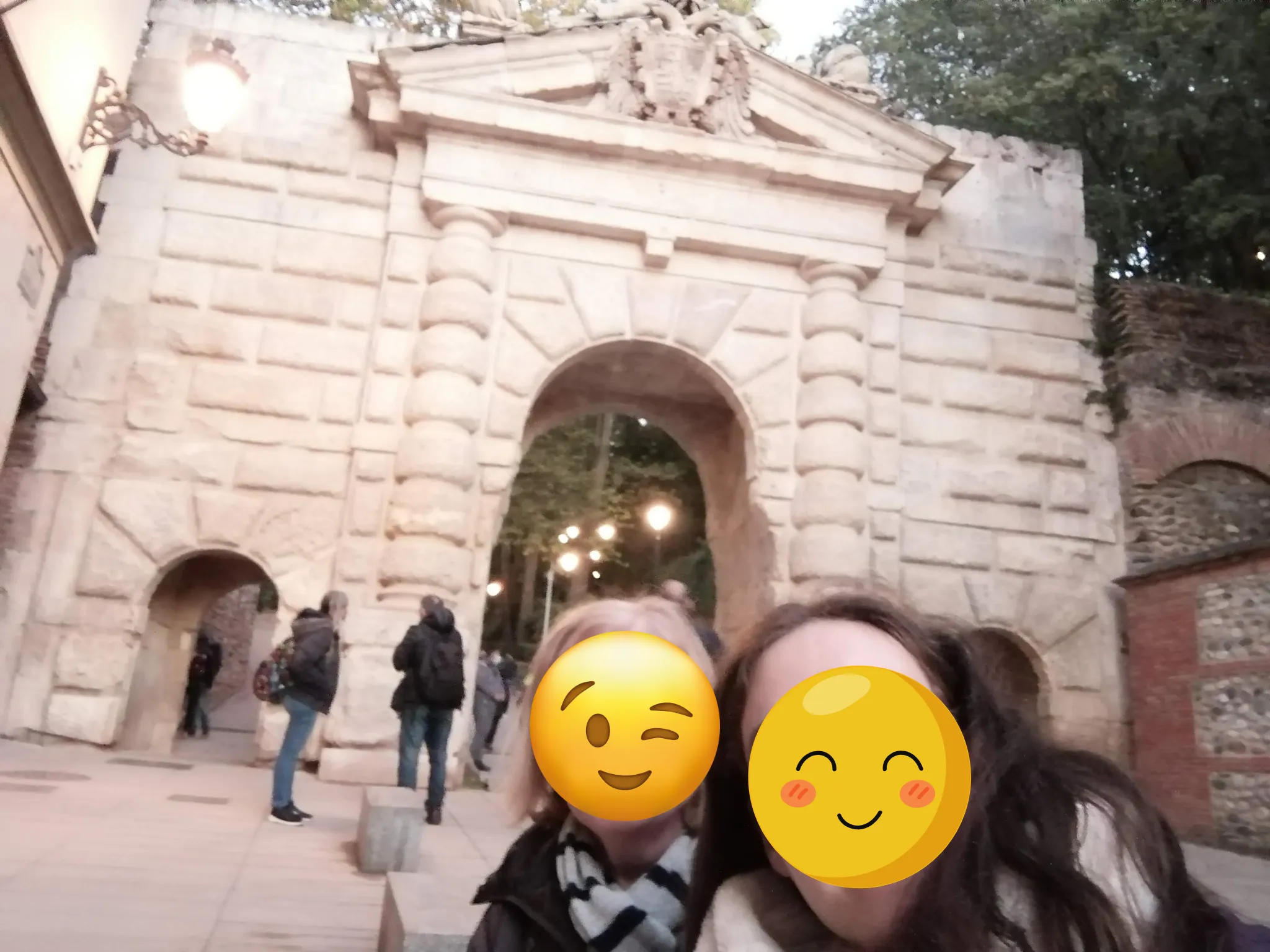 Selfie en la Puerta de las Granadas tras nuestra visita guiada por la Alhambra de Granada.