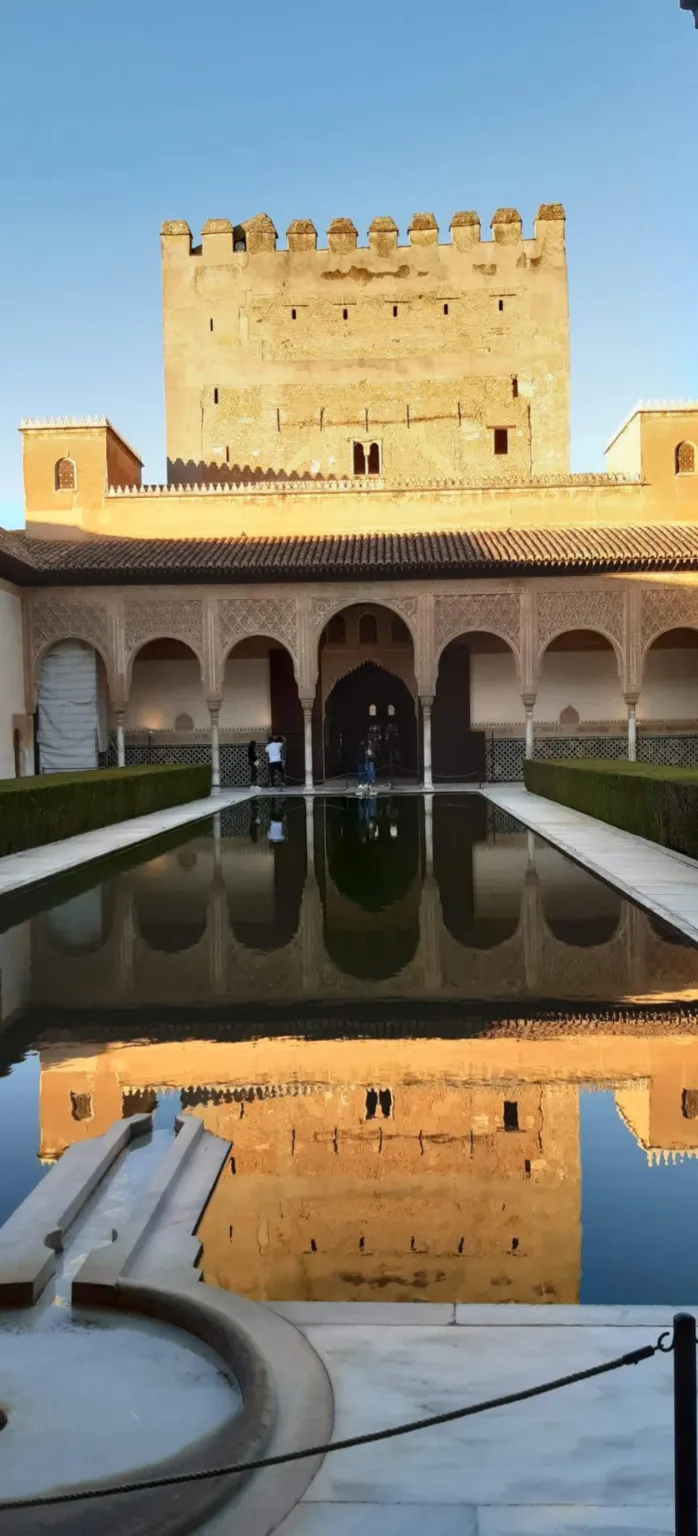 Reflejo de la Torre de Comares en la alberca del Patio de los Arrayanes, Alhambra de Granada.