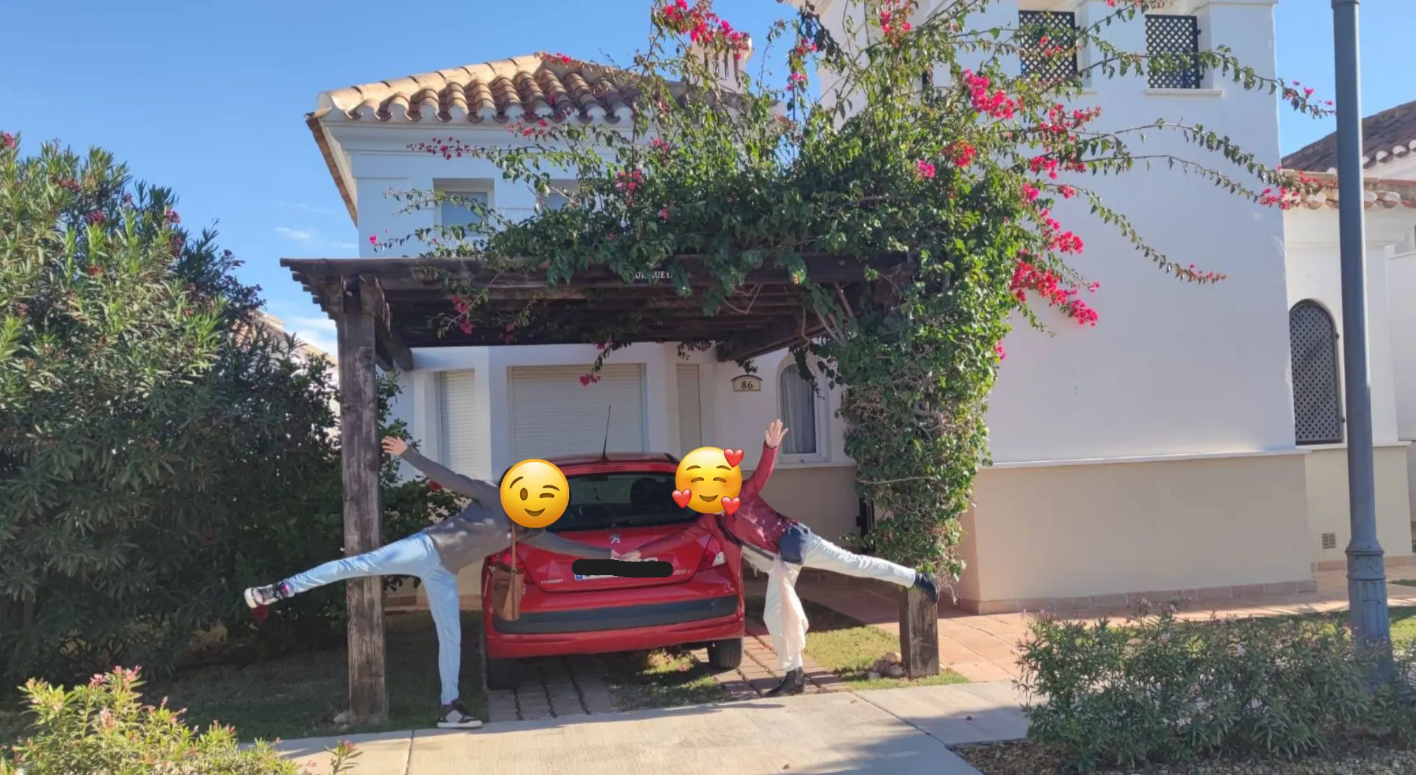 Visitando a mi hermano en Murcia durante nuestro viaje en coche por España.