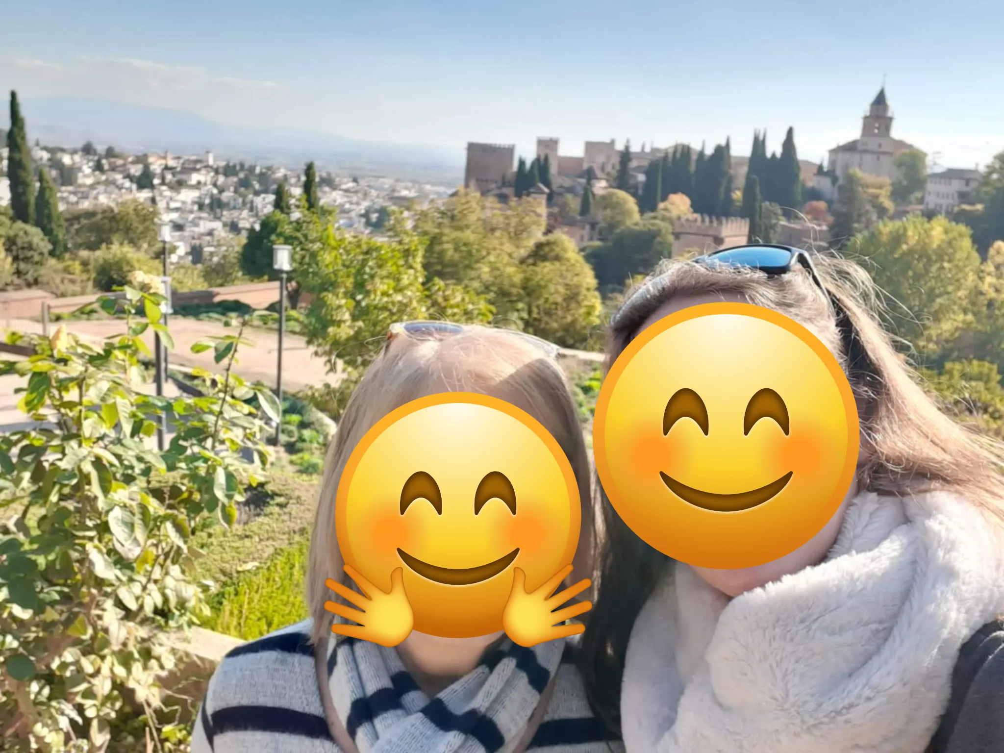 Vistas panorámicas de la Alhambra de Granada y la ciudad desde los jardines del Generalife, con Sierra Nevada al fondo.
