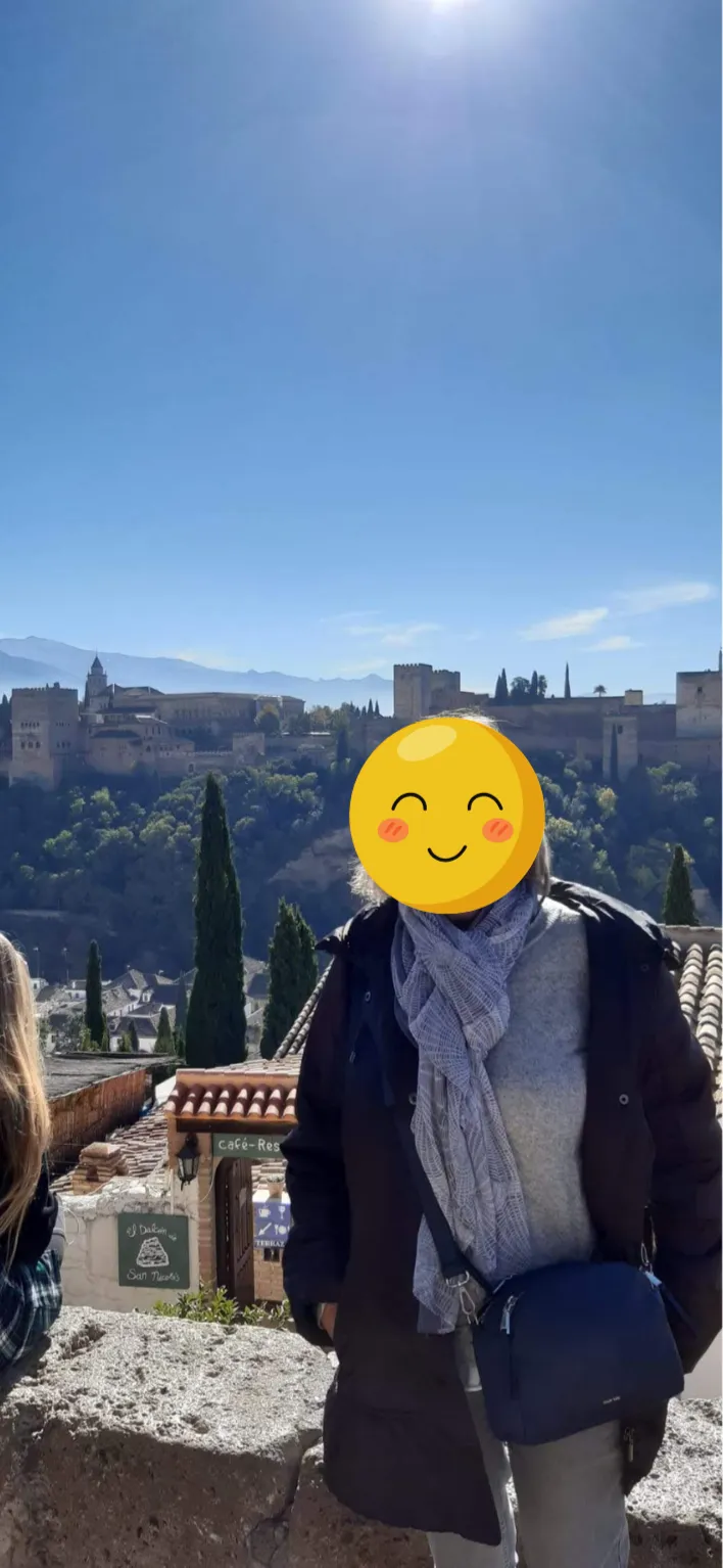 Vistas de la Alhambra de Granada desde el Mirador de San Nicolás en un día soleado.