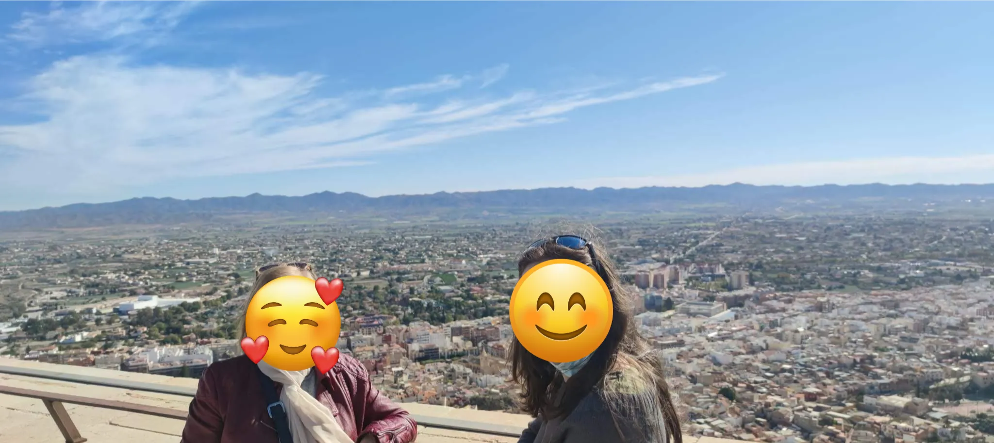 Vistas panorámicas desde el Castillo de Lorca, con la ciudad y el paisaje montañoso al fondo.