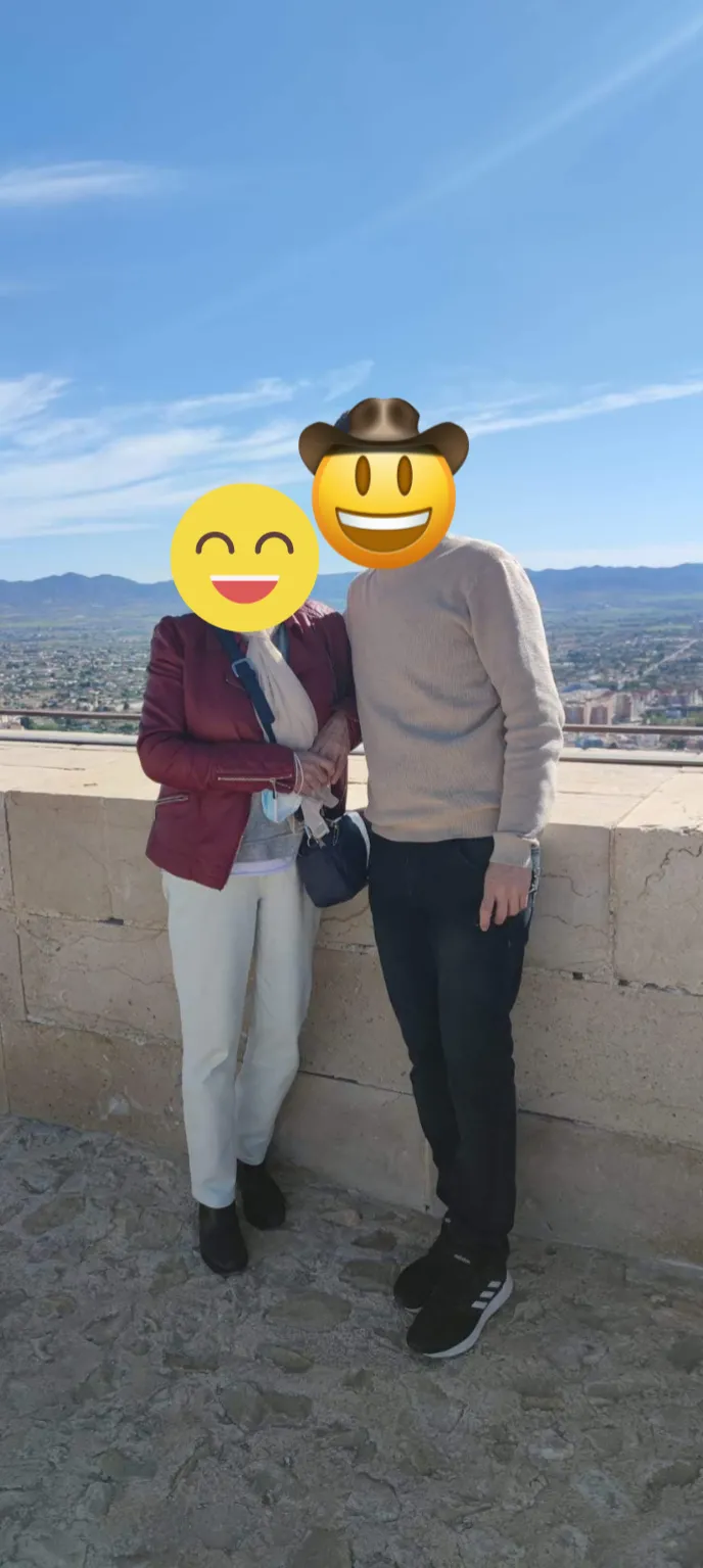 Vistas panorámicas desde el Castillo de Lorca, con el paisaje montañoso al fondo durante nuestro viaje por España.
