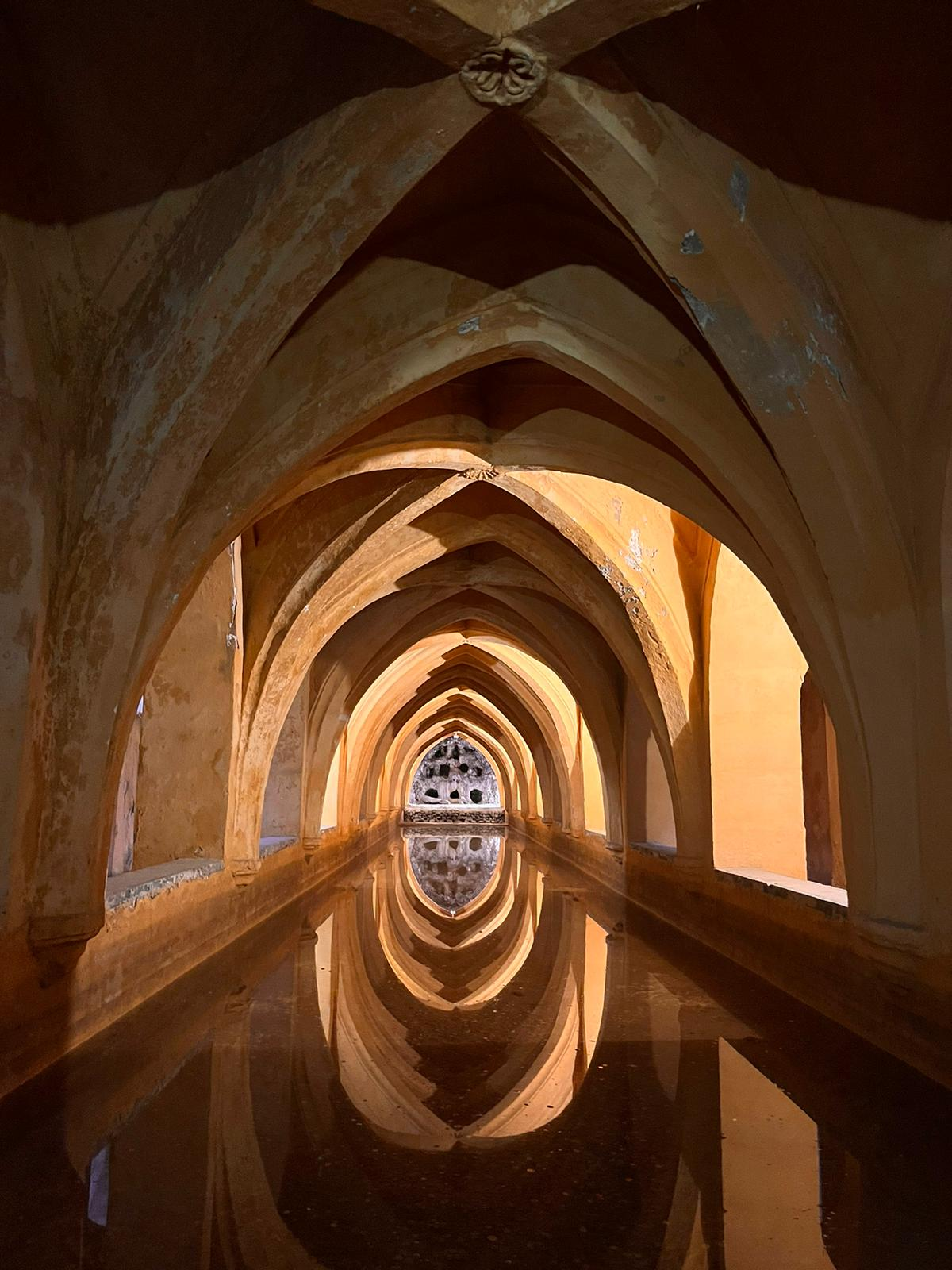 Reflejo en las aguas de los Baños de Doña María de Padilla en el Real Alcázar de Sevilla, una de sus zonas más misteriosas.