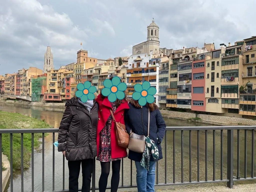 Posando frente a las coloridas casas del río Onyar en Girona.