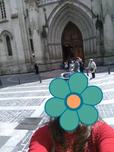 Yo frente a la entrada principal de la Catedral de Santiago en Bilbao