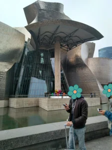 Fachada metálica y esculturas frente al Museo Guggenheim en Bilbao