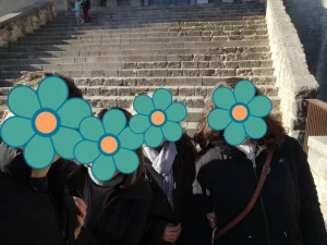 Mi familia y yo frente a la escalinata de la Catedral de Girona.