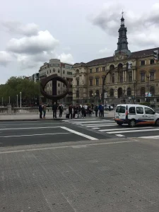Escultura del óvalo junto al Ayuntamiento de Bilbao