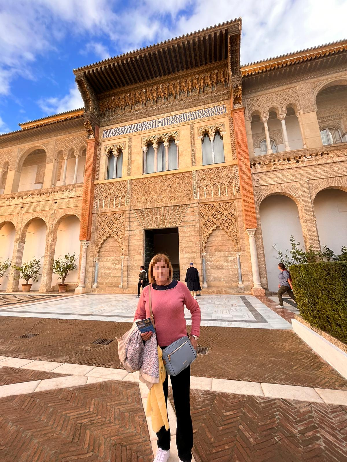 Fachada principal del Palacio Mudéjar en el Alcázar de Sevilla, punto clave en los tours guiados por el monumento.