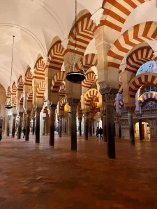 Vista del interior de la Mezquita-Catedral de Córdoba con sus icónicos arcos bicolores