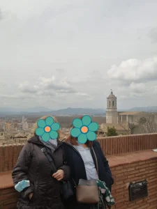 Vista panorámica desde el mirador de la Catedral de Girona con mi madre y mi tía en primer plano.