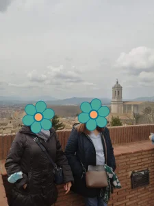 Vista desde el mirador de Girona en un día nublado con mi madre y mi tía en primer plano