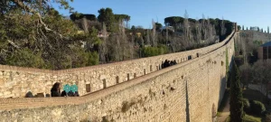 Paseando por el tramo alto de la muralla de Girona con vistas panorámicas.