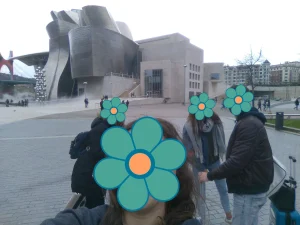 Yo y mis amigos frente al Museo Guggenheim de Bilbao