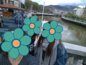 Yo y mis amigos en un parque infantil junto a la ría de Bilbao