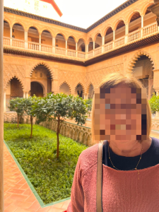 Mi madre en el Patio de las Doncellas del Real Alcázar de Sevilla, una obra maestra del arte mudéjar.