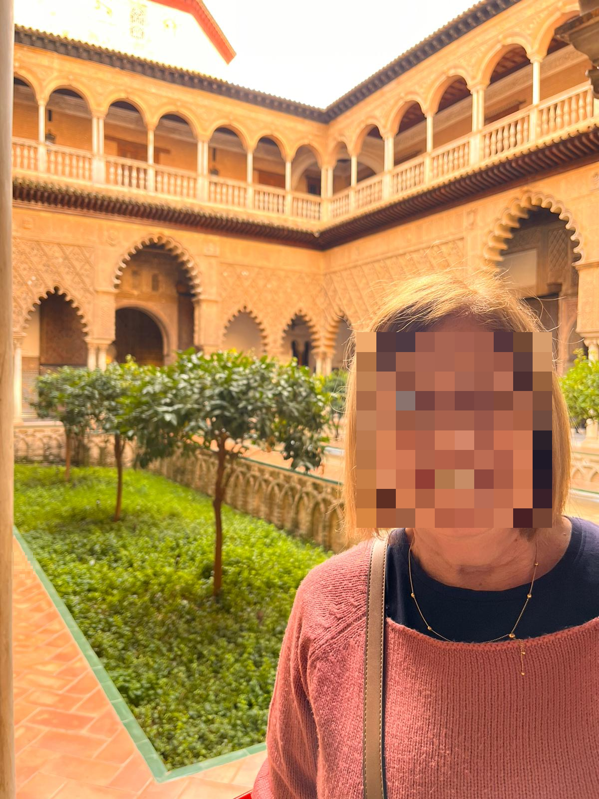 Mi madre en el Patio de las Doncellas del Real Alcázar de Sevilla, una obra maestra del arte mudéjar.
