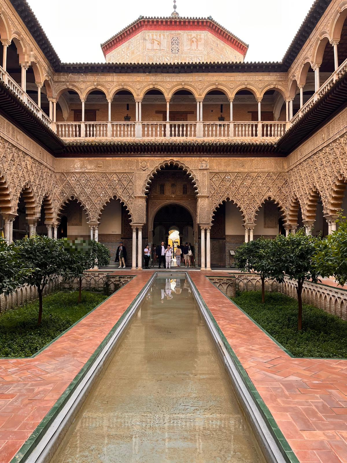 Vista del Patio de las Doncellas en el Real Alcázar de Sevilla, una joya del arte mudéjar incluida en muchos free tours por la ciudad.