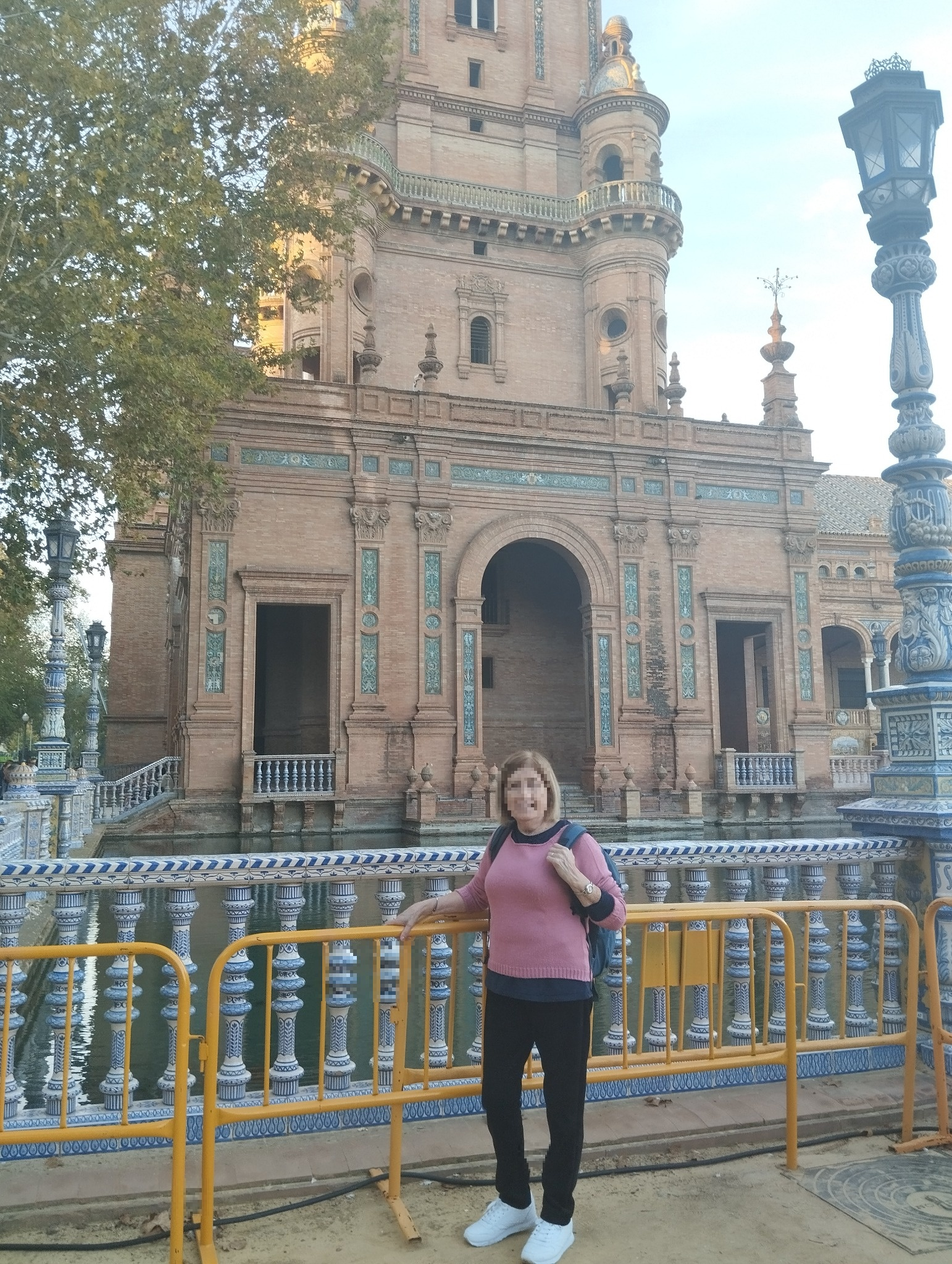 Mi madre frente a la majestuosa Plaza de España en Sevilla, uno de los monumentos más impresionantes que se visitan en excursiones guiadas.