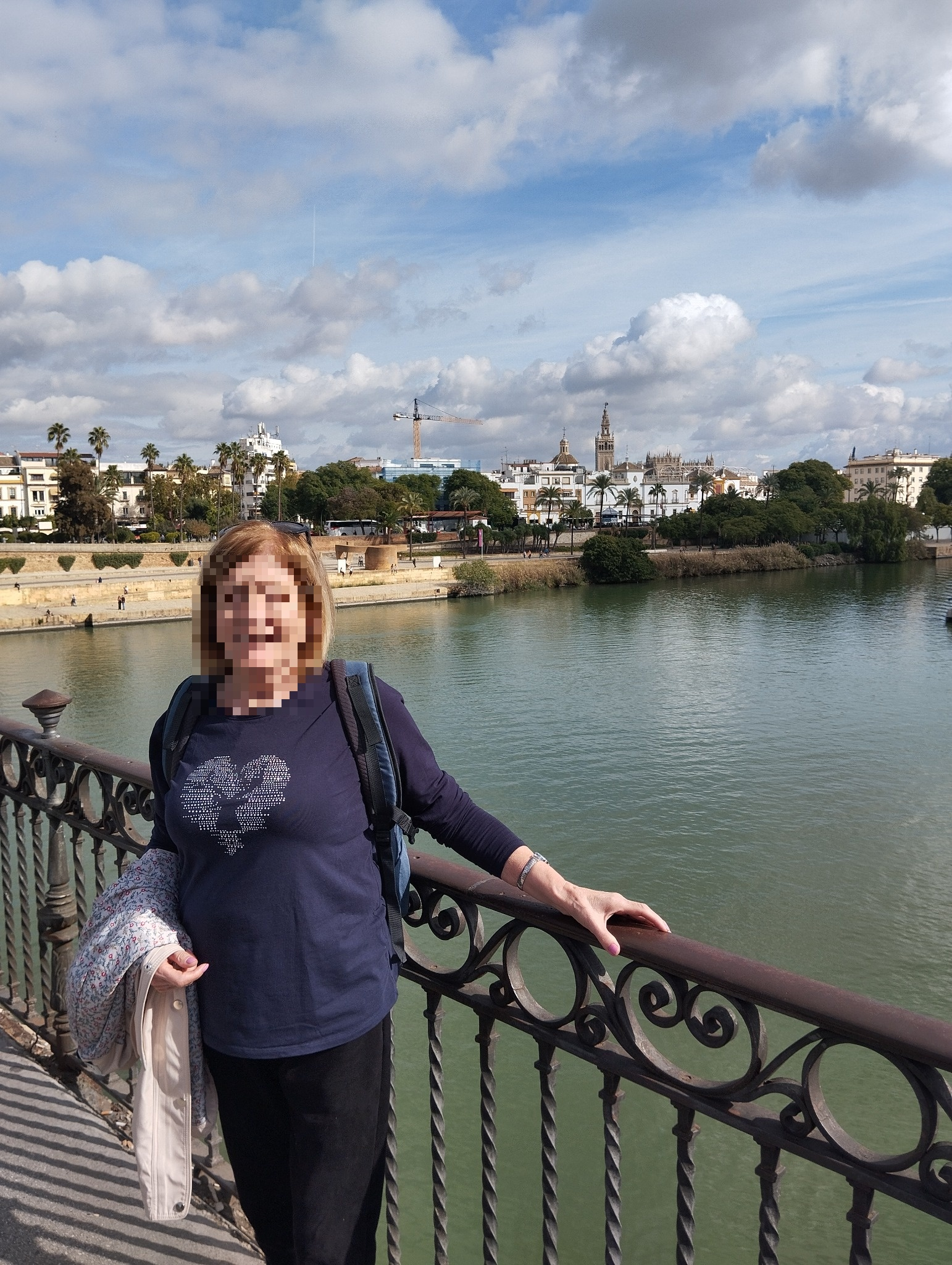 Paseo sobre el puente de Triana en Sevilla con vistas a la Catedral y al barrio del Arenal, parada habitual en los free tours históricos.