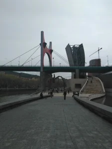 Vista del Puente de La Salve y el Museo Guggenheim en Bilbao
