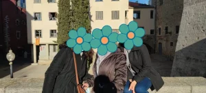 Mi familia y yo en el puente junto a la Pujada de Sant Domènec en Girona.