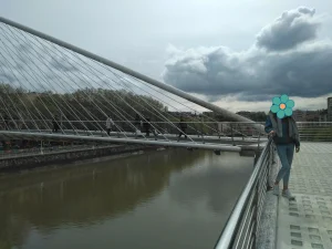 Yo junto al Puente Zubizuri, sobre la ría de Bilbao