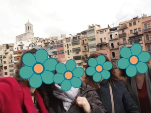 Selfie frente a las casas del río Onyar con la Catedral de Girona al fondo.