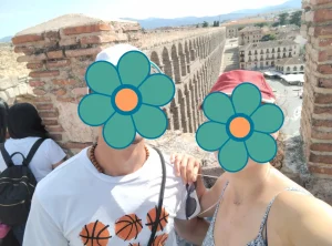 Selfie con mi pareja con el Acueducto de Segovia al fondo, tomada desde una perspectiva elevada con vistas a la ciudad.