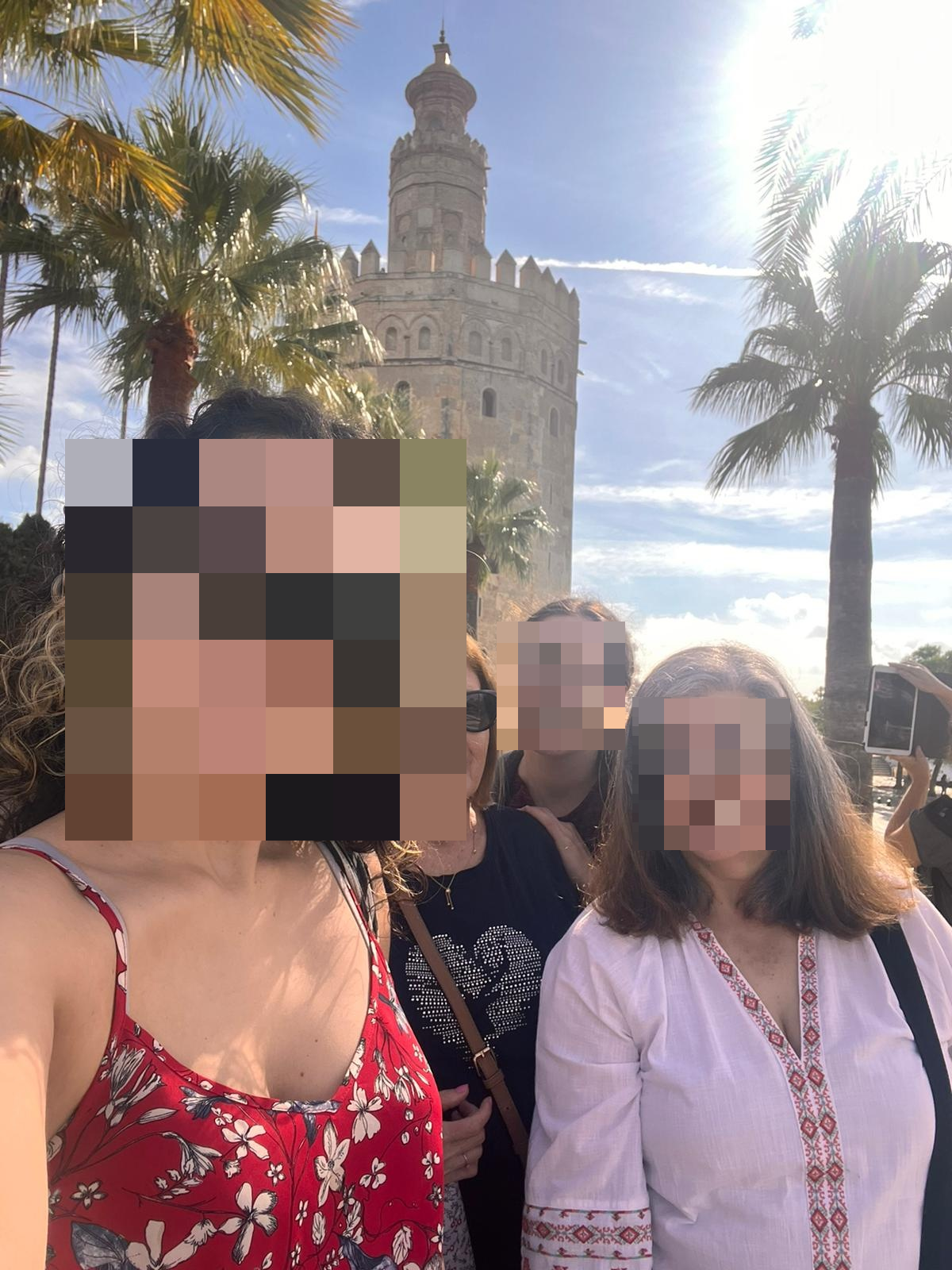 Foto familiar frente a la Torre del Oro de Sevilla, un lugar emblemático incluido en los recorridos turísticos junto al río Guadalquivir.