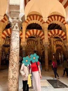 Mi madre y yo posando dentro de la Mezquita-Catedral de Córdoba con los arcos al fondo