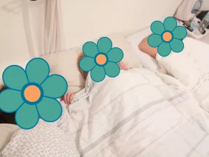 Yo y mi familia durmiendo juntos durante el viaje a Cartagena.