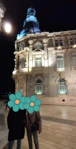 Yo y mi madre frente al Ayuntamiento de Cartagena iluminado por la noche.